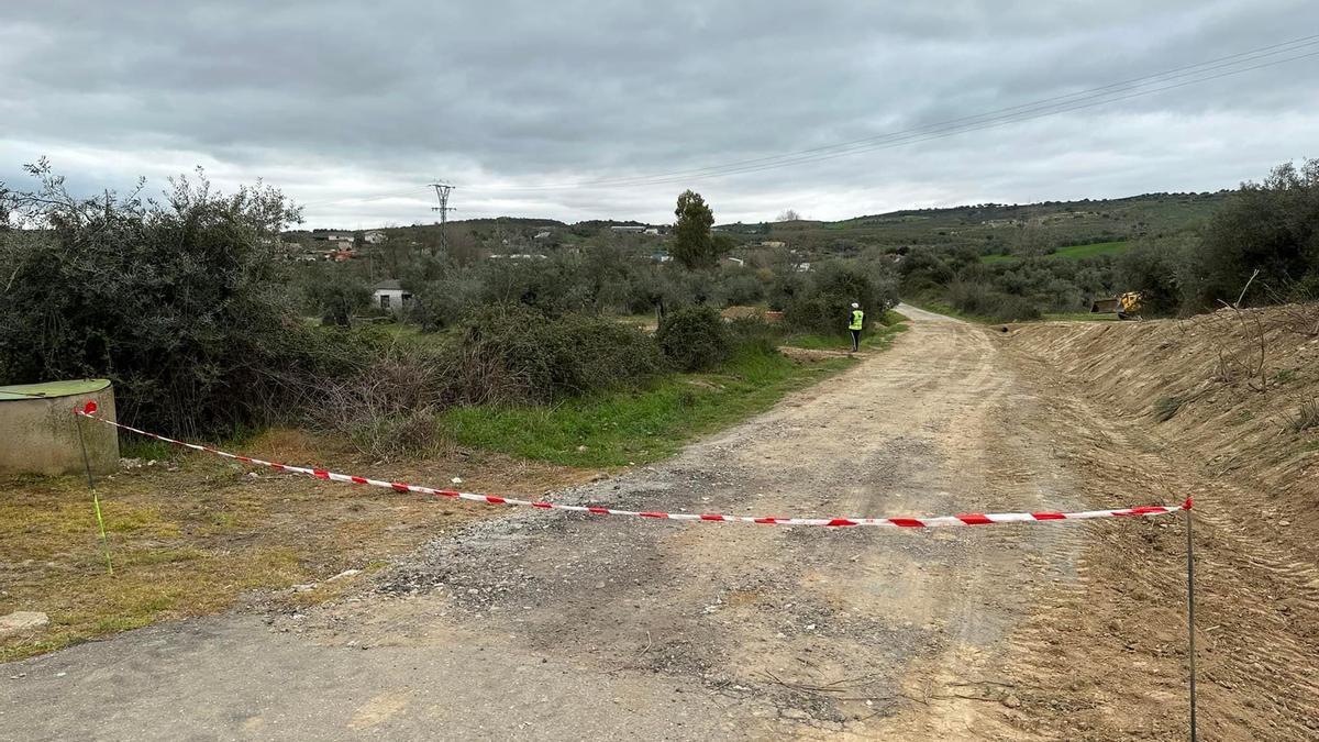 Camino afectado por las obras de ampliación del cementerio municipal.