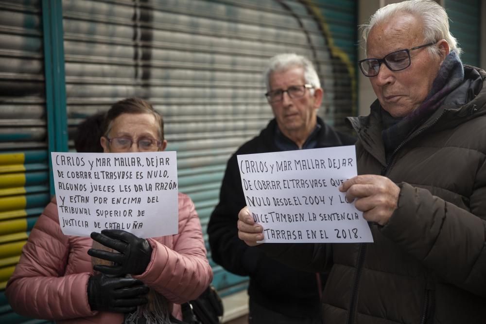 Un grup de veïns esperant l'empresari i l'alcalde de Vidreres, a la porta del jutjat.