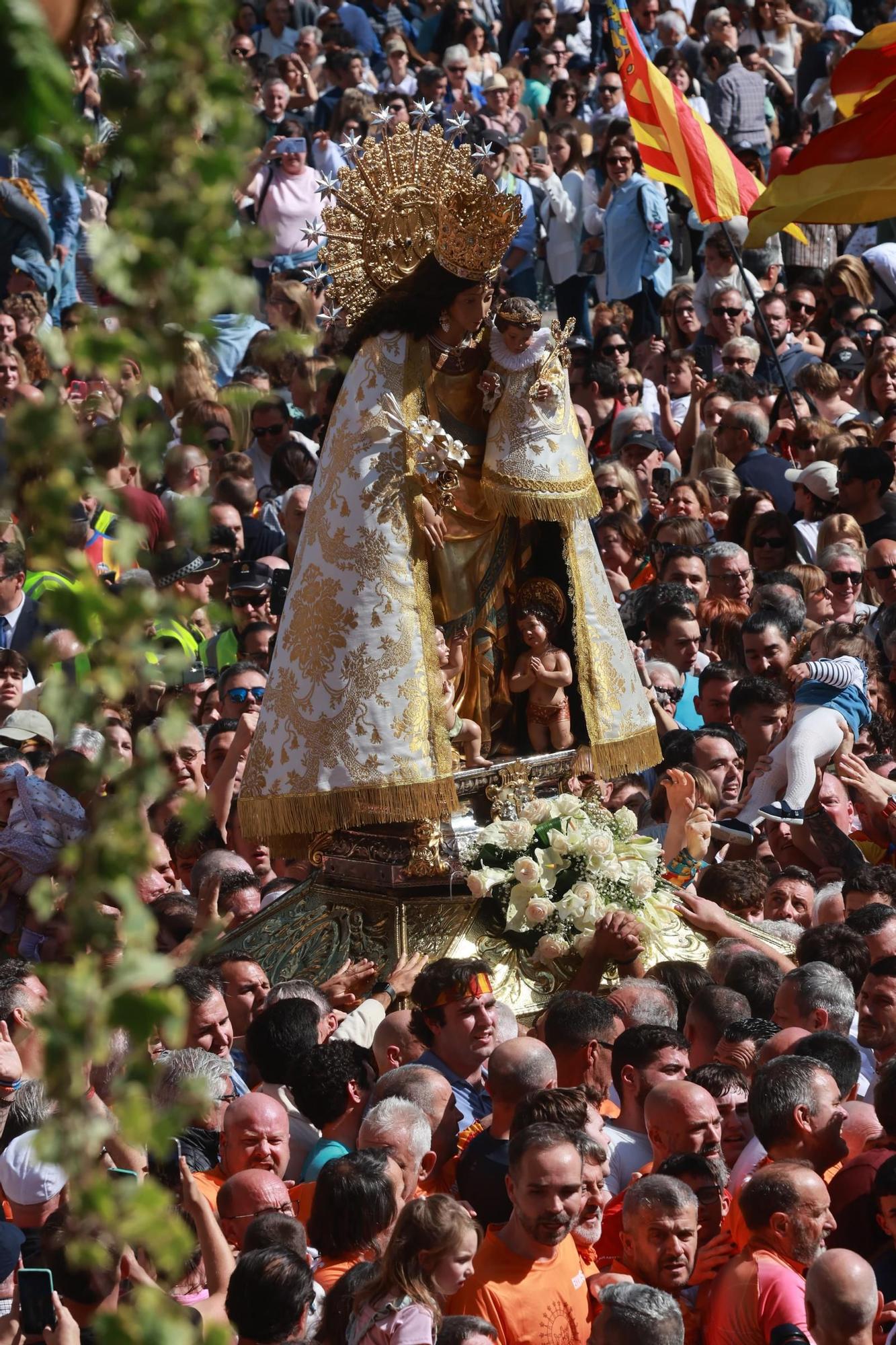 FOTOGALERÍA | Una multitud arropa a la Virgen de los Desamparados en su traslado a la Catedral