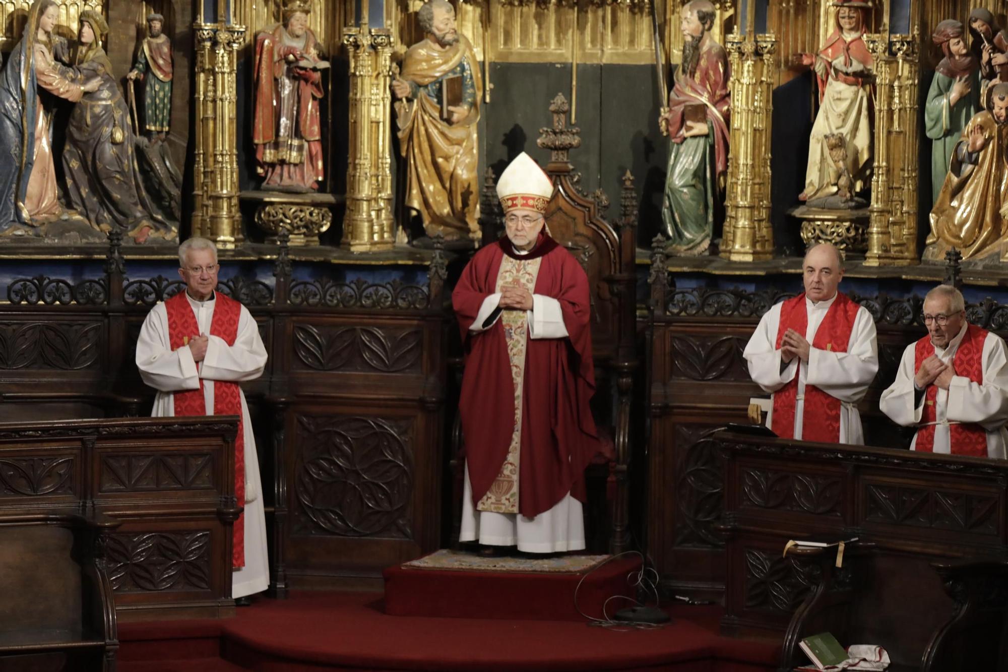 La procesión intergeneracional del Santo Entierro emociona Oviedo