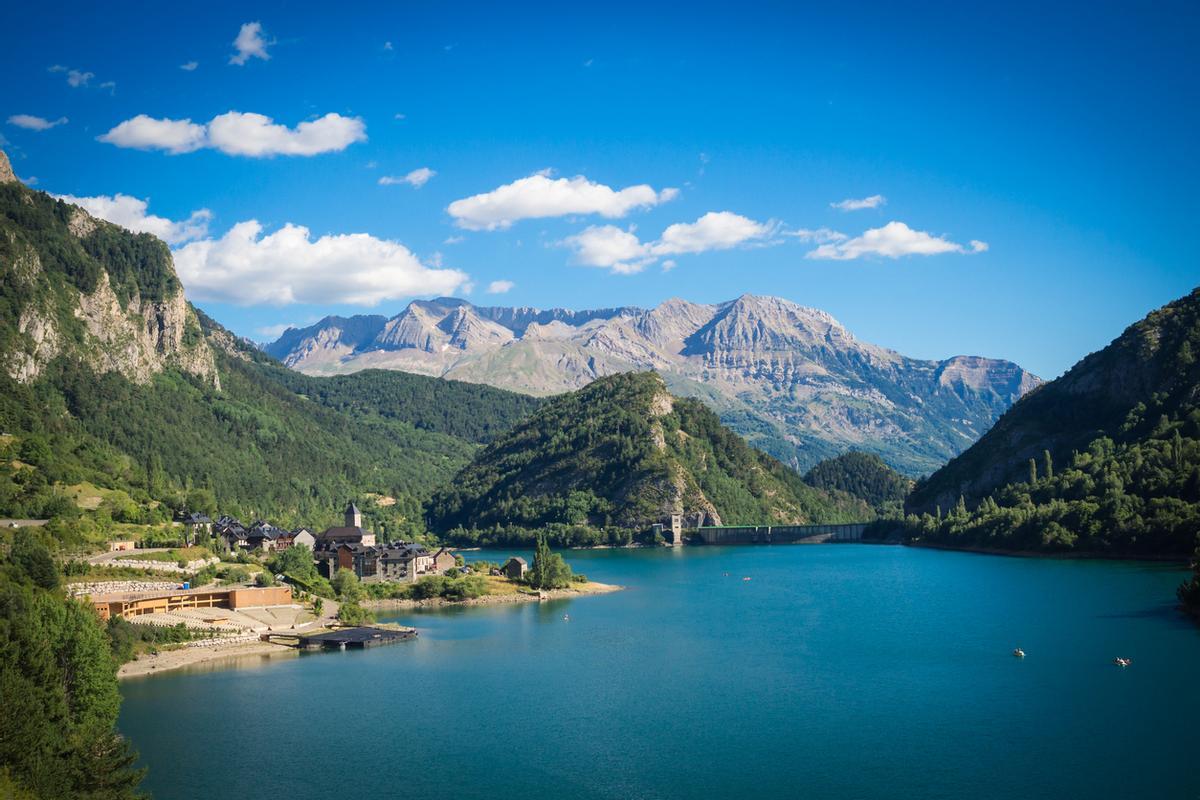 El embalse hoy es escenario de uno de los festivales de verano más originales de España.