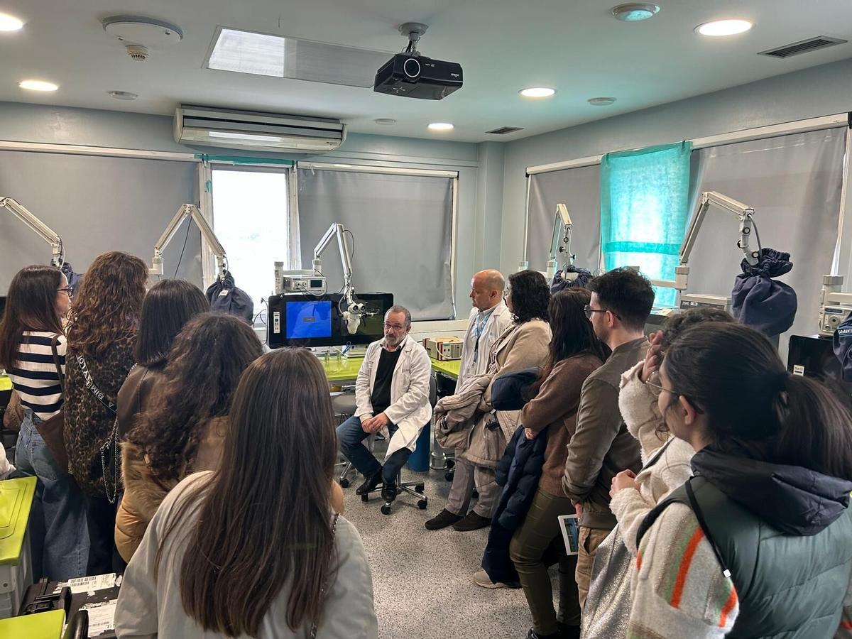 Participantes en la jornada atienden a las explicaciones del doctor Alberto Centeno, coordinador de la Unidad de Cirugía Experimental, en el Centro Tecnolóxico de Formación.