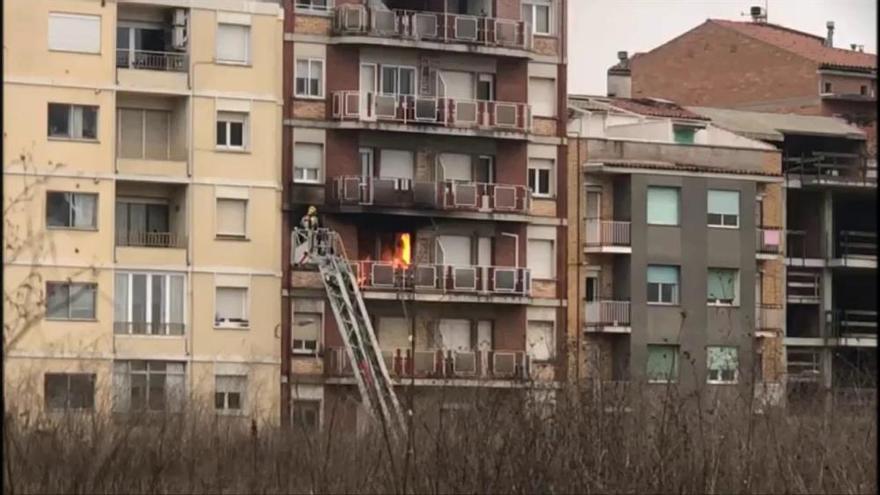 Un incendi crema un pis a la carretera del Pont de Vilomara, davant l'escola Ítaca