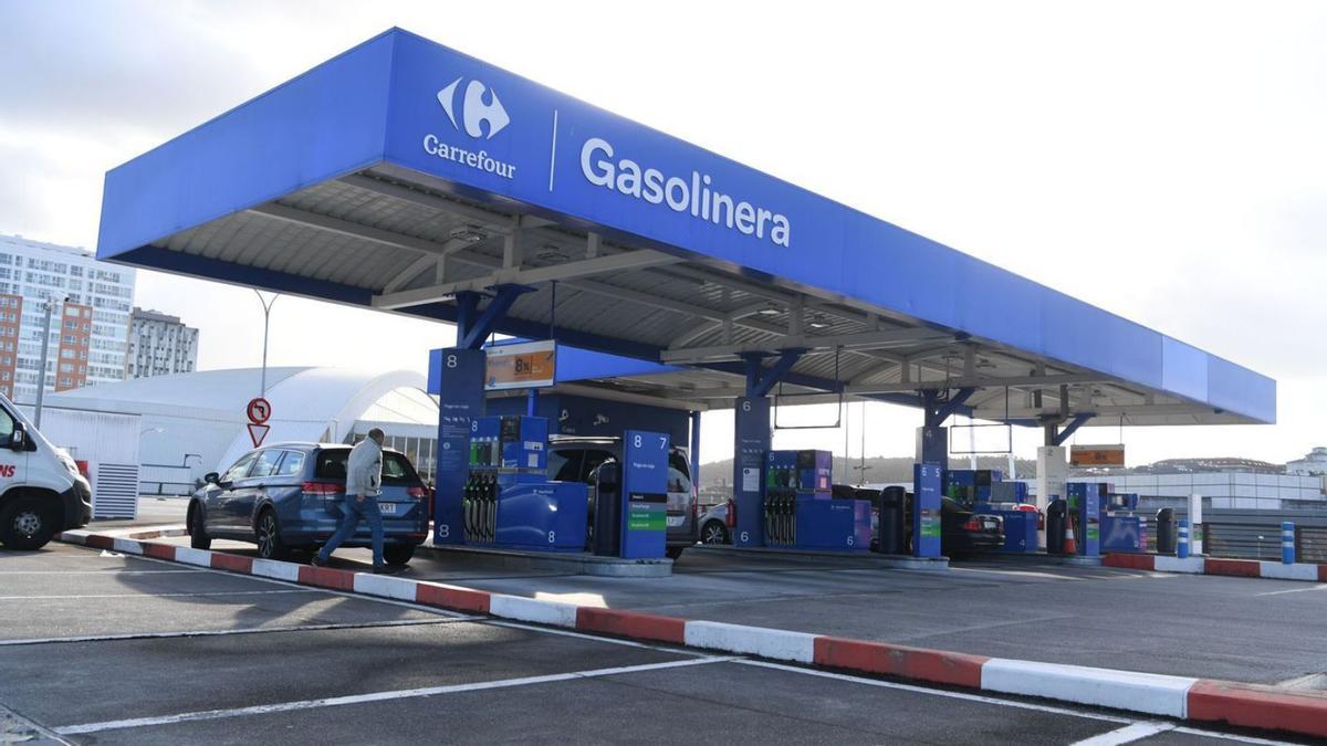 Gasolinera de Carrefour, cuya licencia fue objeto de un contencioso en 2015. |   // CARLOS PARDELLAS