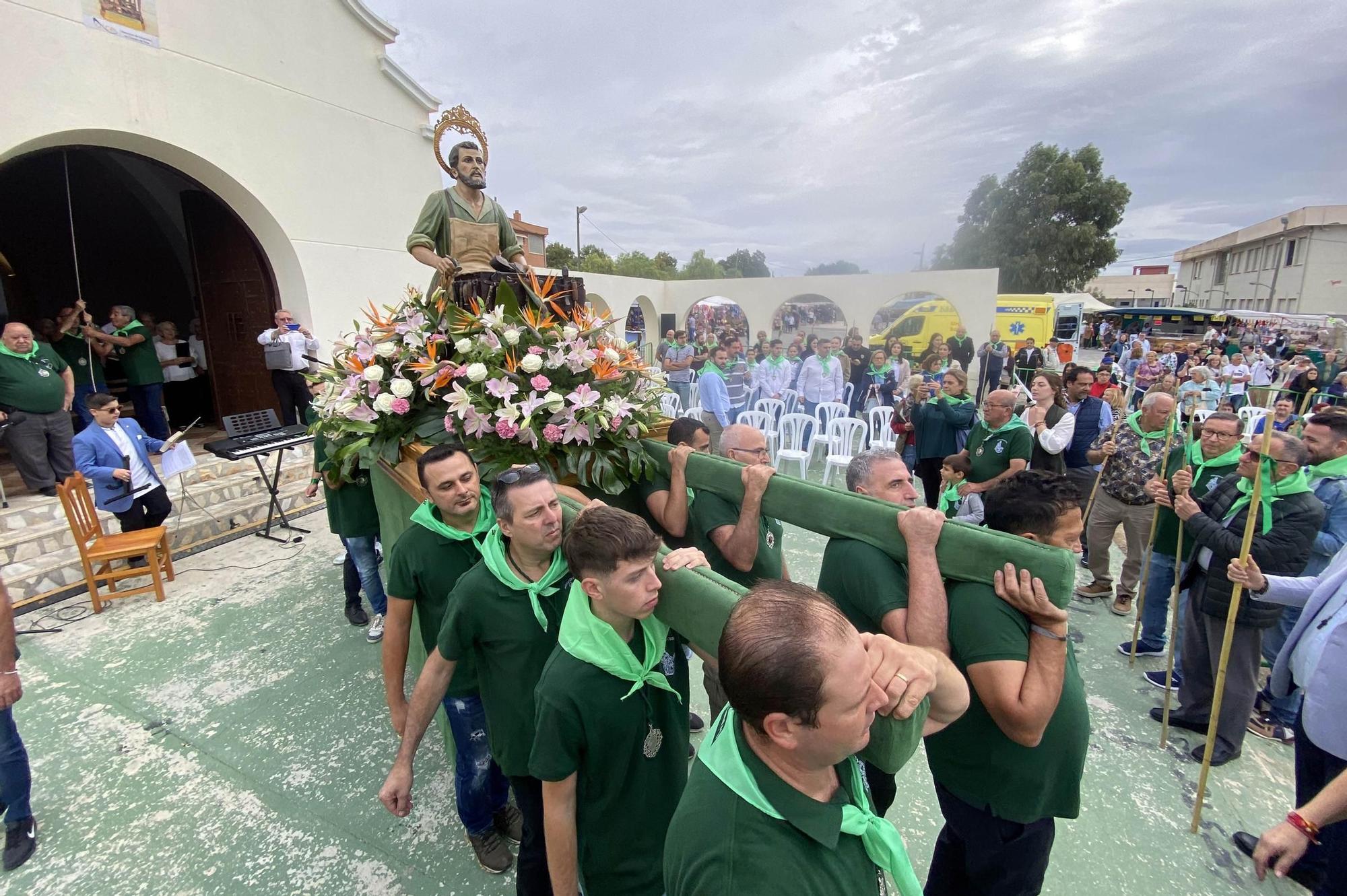 El patrón de los zapateros, protagonista en Elche entre tracas y vivas