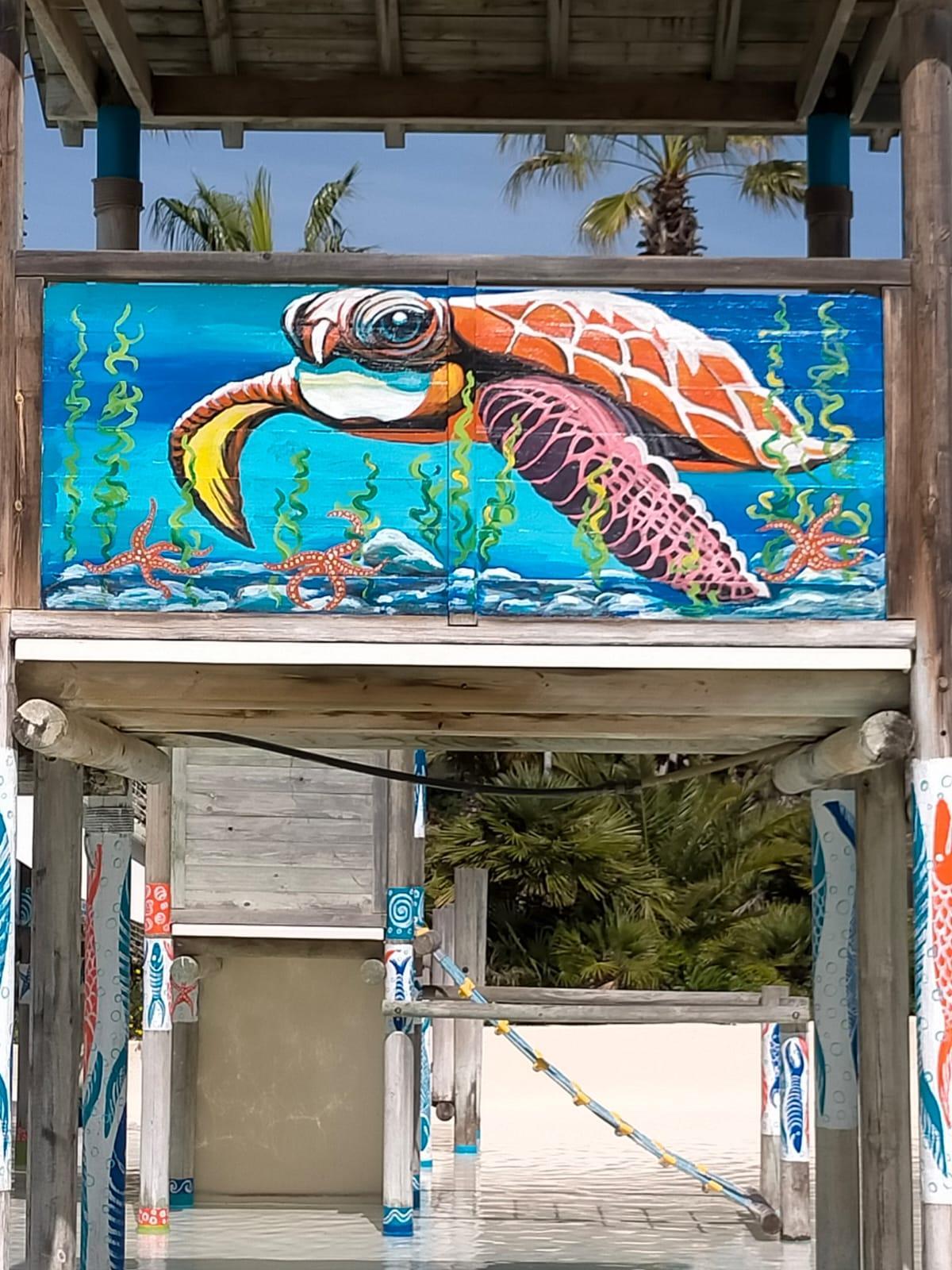 Una tortuga marina saluda als visitants més petits.