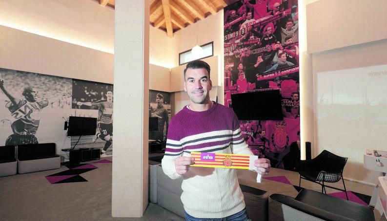 El portero del Real Mallorca, Reina, muestra el brazalete de capitán. |  MANU MIELNIEZUK