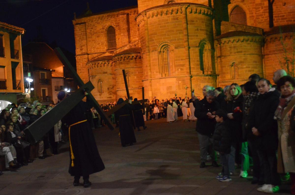 Los nazarenos de cruz llegando a Santa María.