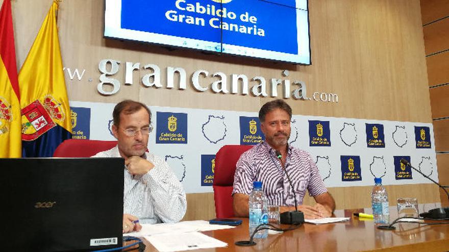 A la izquierda, Manuel Amador y a su lado el consejero Miguel Ángel Rodríguez ayer.