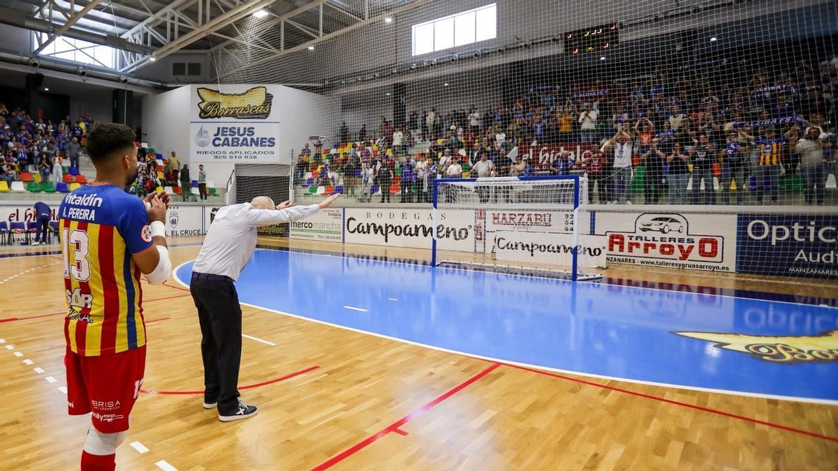 Braulio se rinde ante los aficionados que acompañaron al equipo a Manzanares, tras consumarse el descenso.