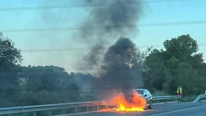 Crema totalment un cotxe a Bàscara