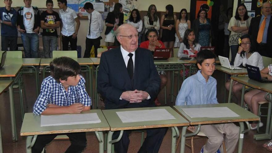 Aurelio Menéndez, junto a sus nietos y alumnos del colegio ibiense en el homenaje que le realizaron en 2011.