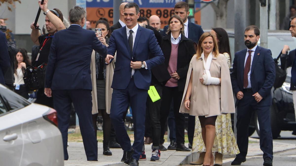 Pedro Sánchez saluda al presidente del la Generalitat, Ximo Puig, a su llegada a Casa Mediterráneo en Alicante.