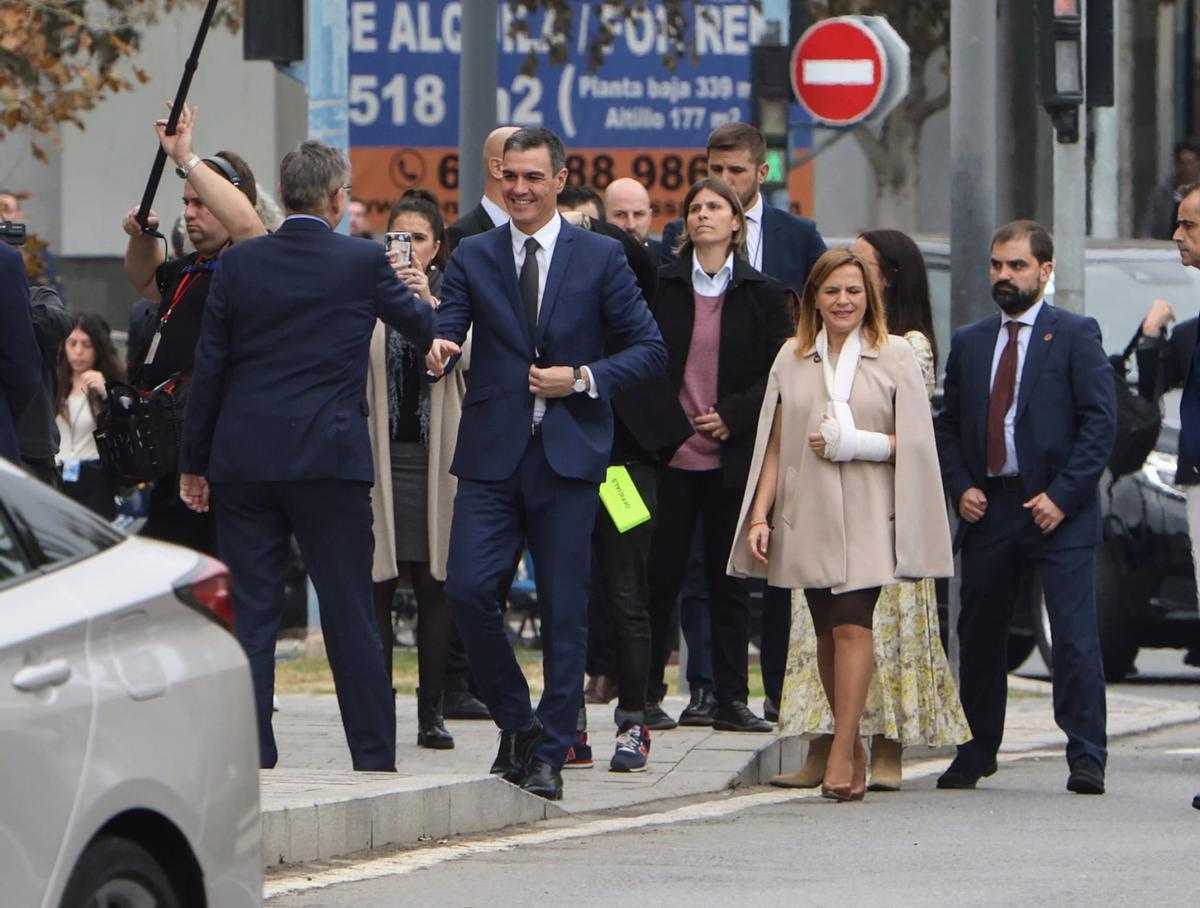 Pedro Sánchez saluda al presidente del la Generalitat, Ximo Puig, a su llegada a Casa Mediterráneo en Alicante.
