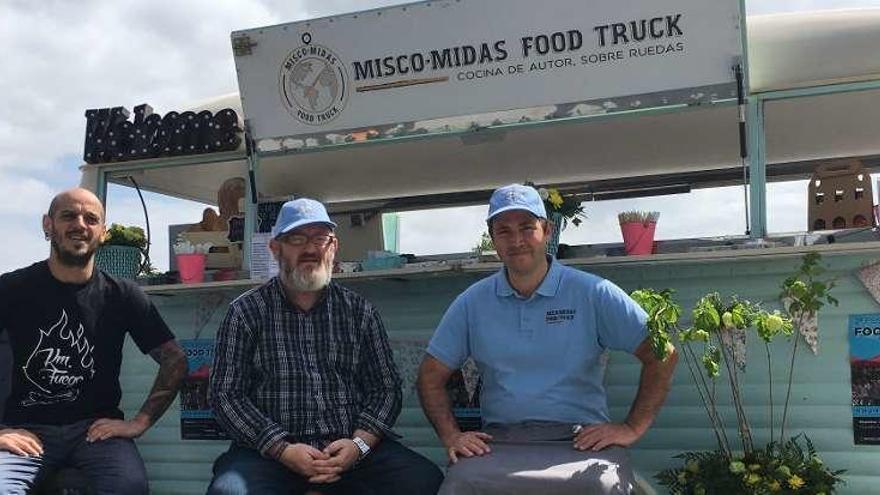 El concejal de Promoción Económica y Turismo y dueños de &#039;food trucks&#039;, ayer, en la presentación.