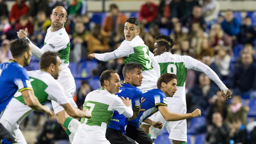 Primi lucha por un balón durante el partido ante el Hércules