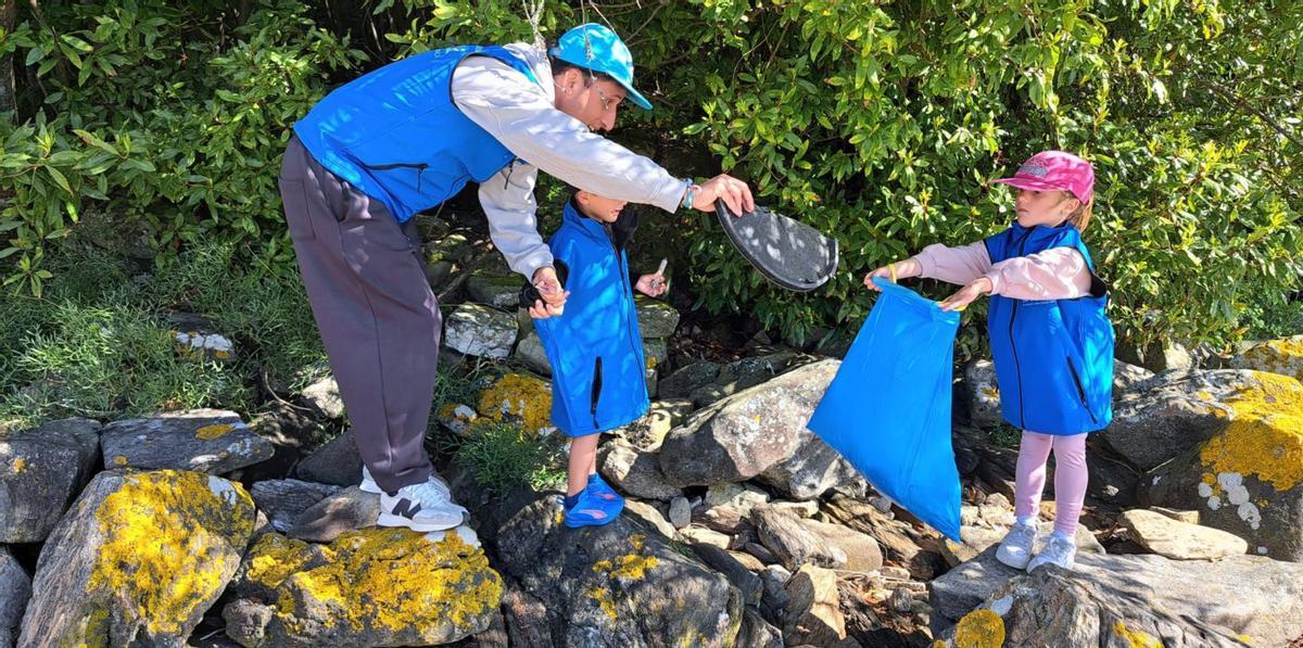 Los niños también pusieron su grano de arena en la actividad. | FDV