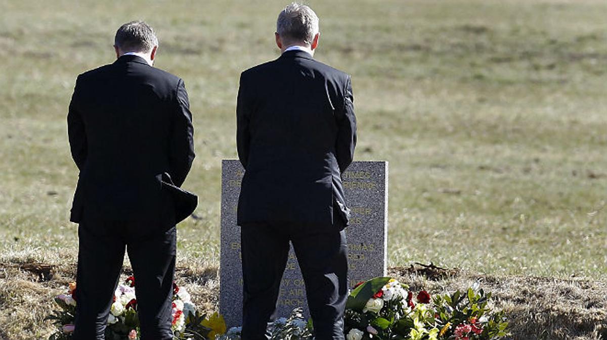 Los presidentes de Lufthansa y Germanwings depositan flores en el monolito a las víctimas