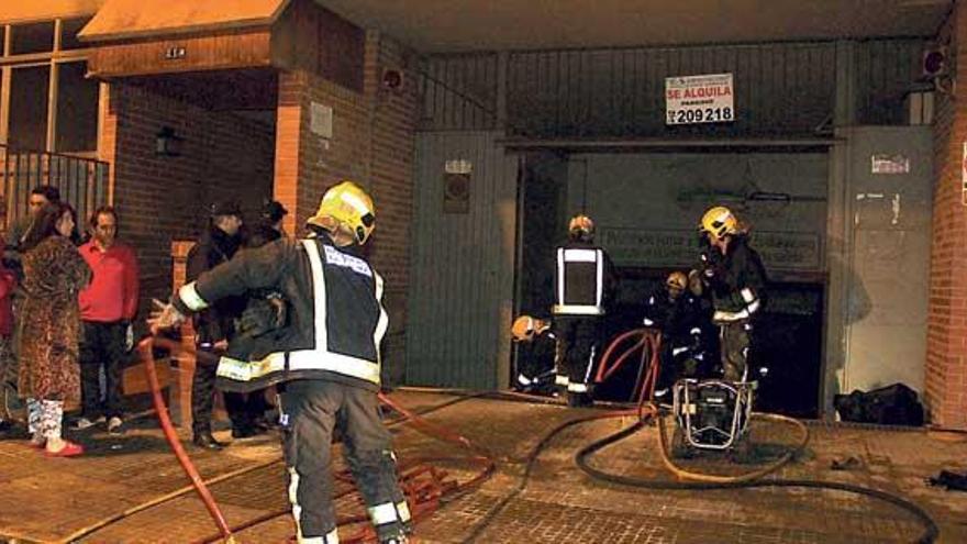 Un incendio quema cuatro vehículos en el garaje de una finca en Palma