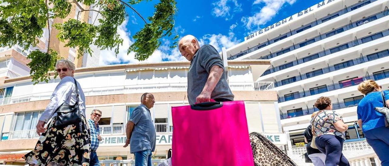 Turistas transitando por las calles de Benidorm