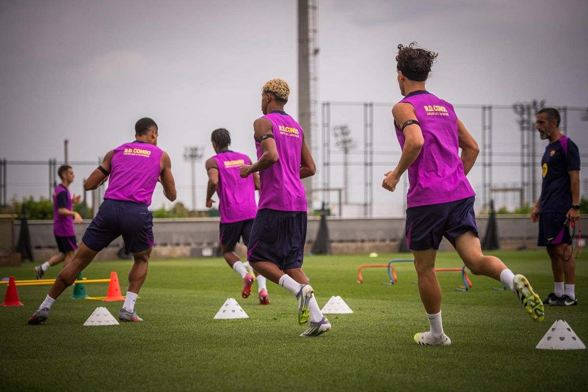 Los jugadores del Barça durante el entrenamiento de este martes