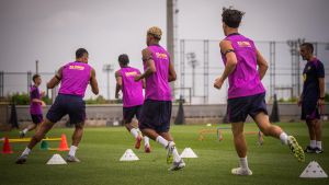 Los jugadores del Barça durante el entrenamiento de este martes