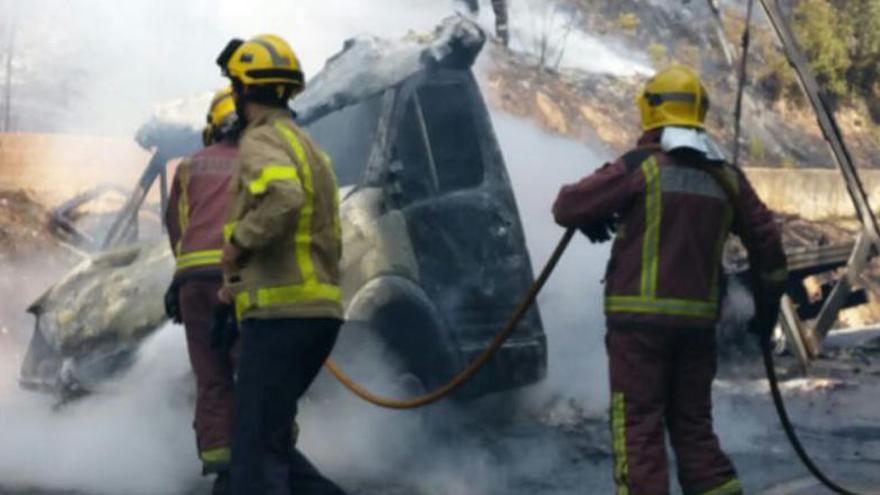 Els Bombers treballant en l&#039;extinció de les flames