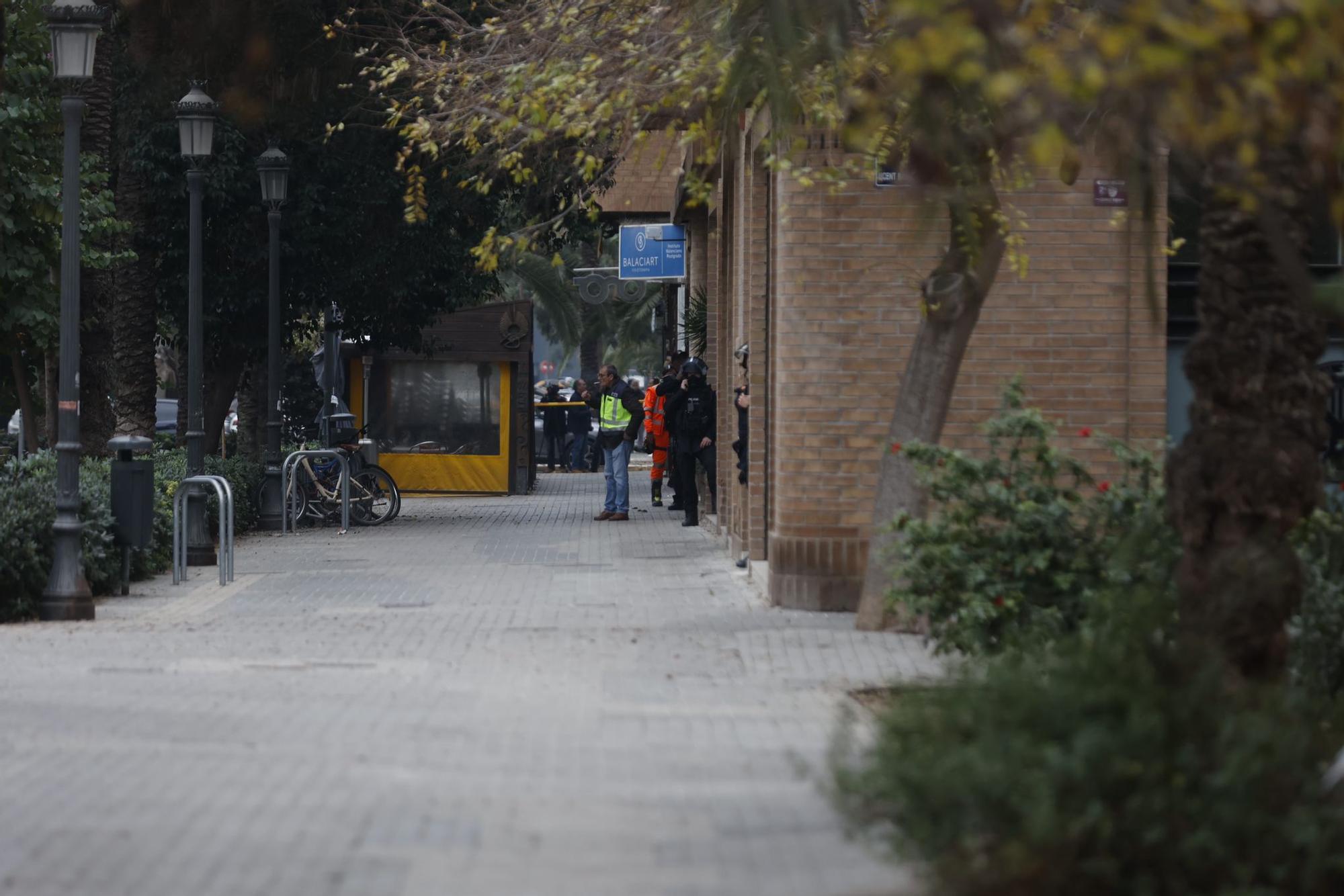 Un hombre se atrinchera armado en su vivienda en el barrio de Benimaclet