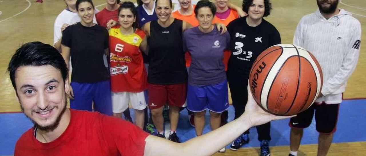 El equipo rojillo, ayer, en su último entrenamiento antes de su debut. // Bernabé/Luismy