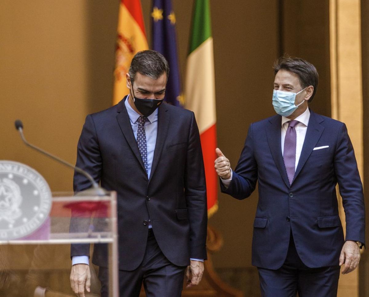 Spain’s Prime Minister Pedro Sanchez, left, and his Italian counterpart Giuseppe Conte arrive at a press conference at Chigi Palace government’s office in Rome, Tuesday, Oct. 20, 2020. (AP Photo/Domenico Stinellis)