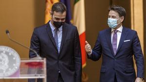 El presidente del Gobierno, Pedro Sánchez, y el primer ministro italiano, Giuseppe Conte, este 20 de octubre en el Palazzo Chigi, en Roma.