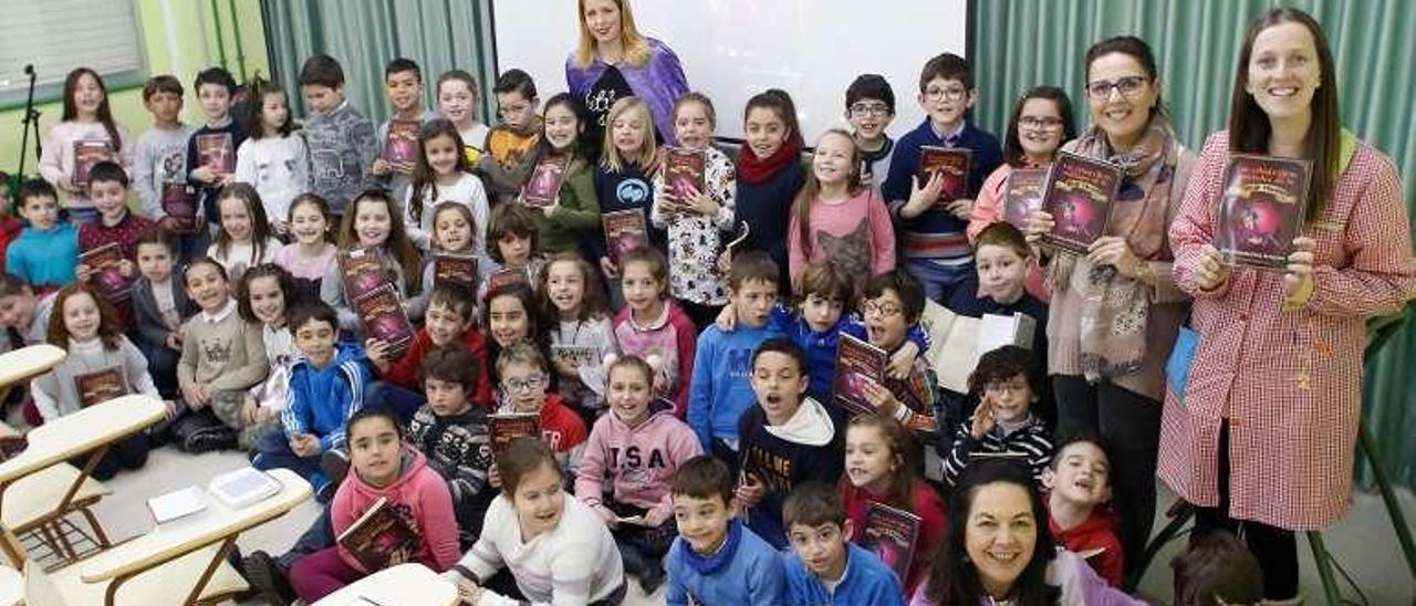 Alumnos del colegio Vallín de Piedras Blancas, durante una lectura de cuentos de LA NUEVA ESPAÑA de Avilés.