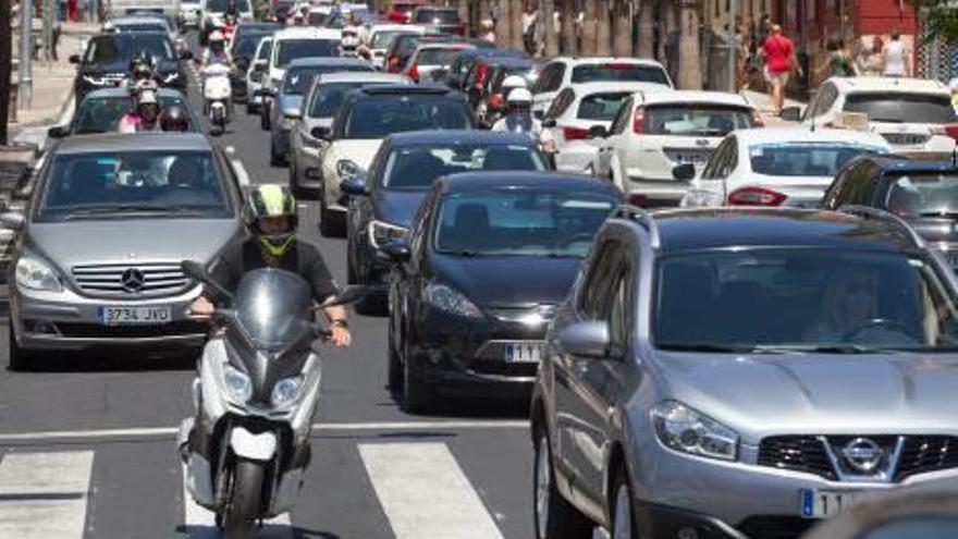 Las restricciones en el acceso al centro provocaron ayer retenciones de tráfico.