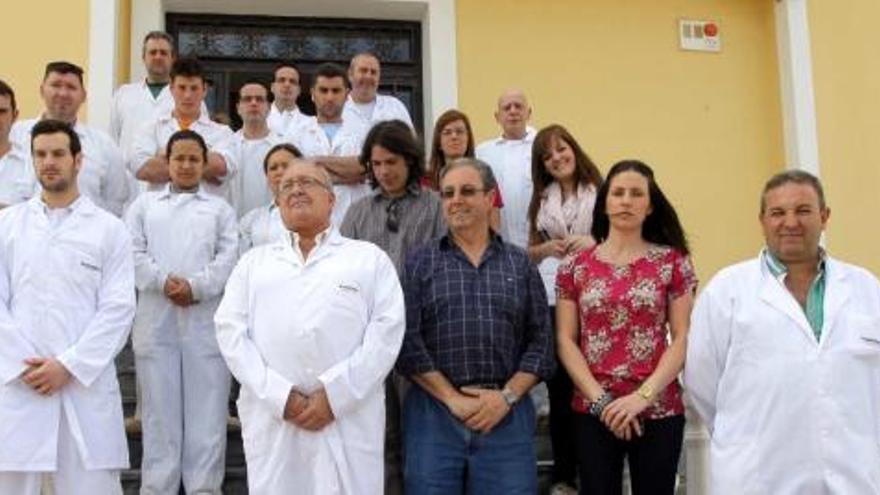 Laura Muñoz y varios trabajadores de su empresa de Balsapintada guardaron ayer un minuto de silencio por las víctimas.