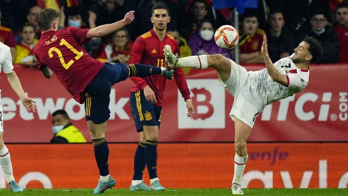 Dani Olmo y Ferran Torres, durante el España-Albania.