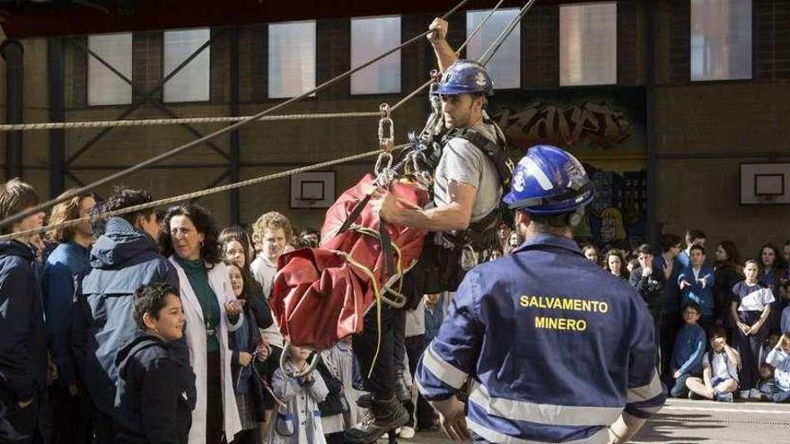 Los integrantes de la Brigada Central de Salvamento Minero, durante un simulacro de rescate en el patio del colegio Nazaret.