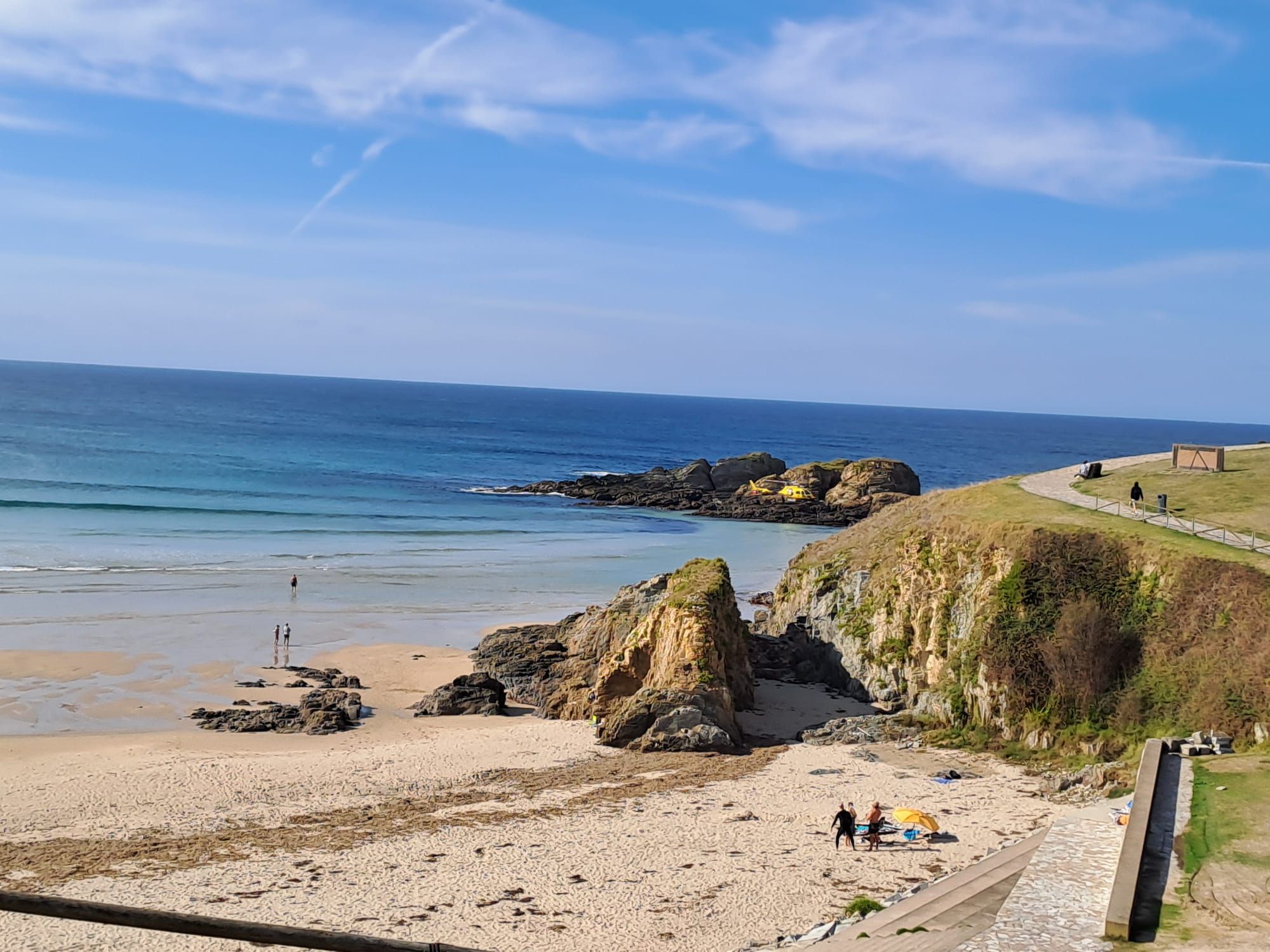 En imágenes: El helicóptero del 112 rescata a un hombre en la playa de Tapia