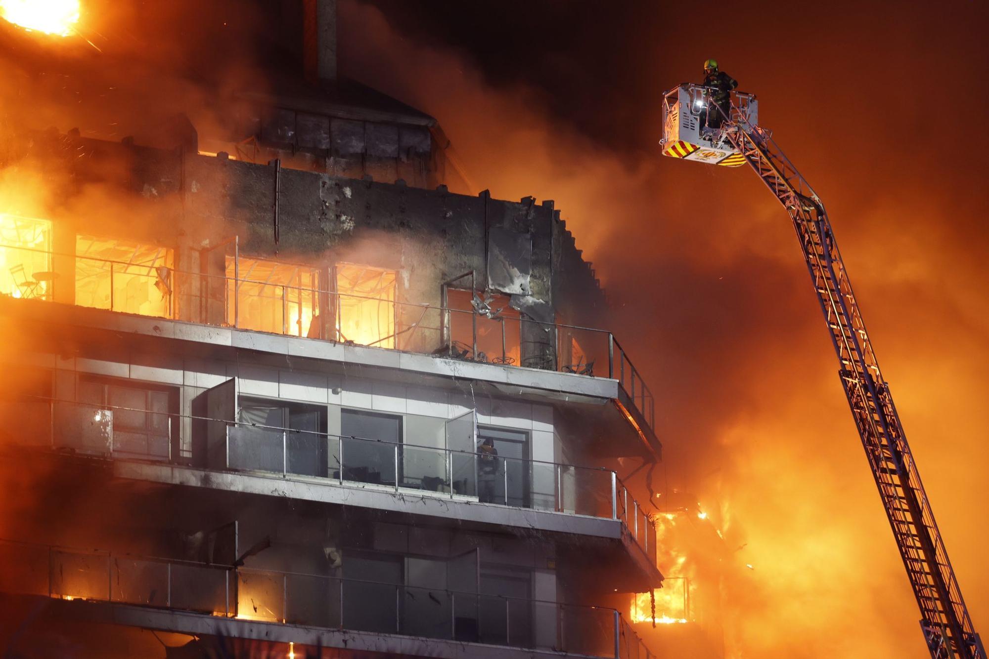Un incendio devora un edificio en València