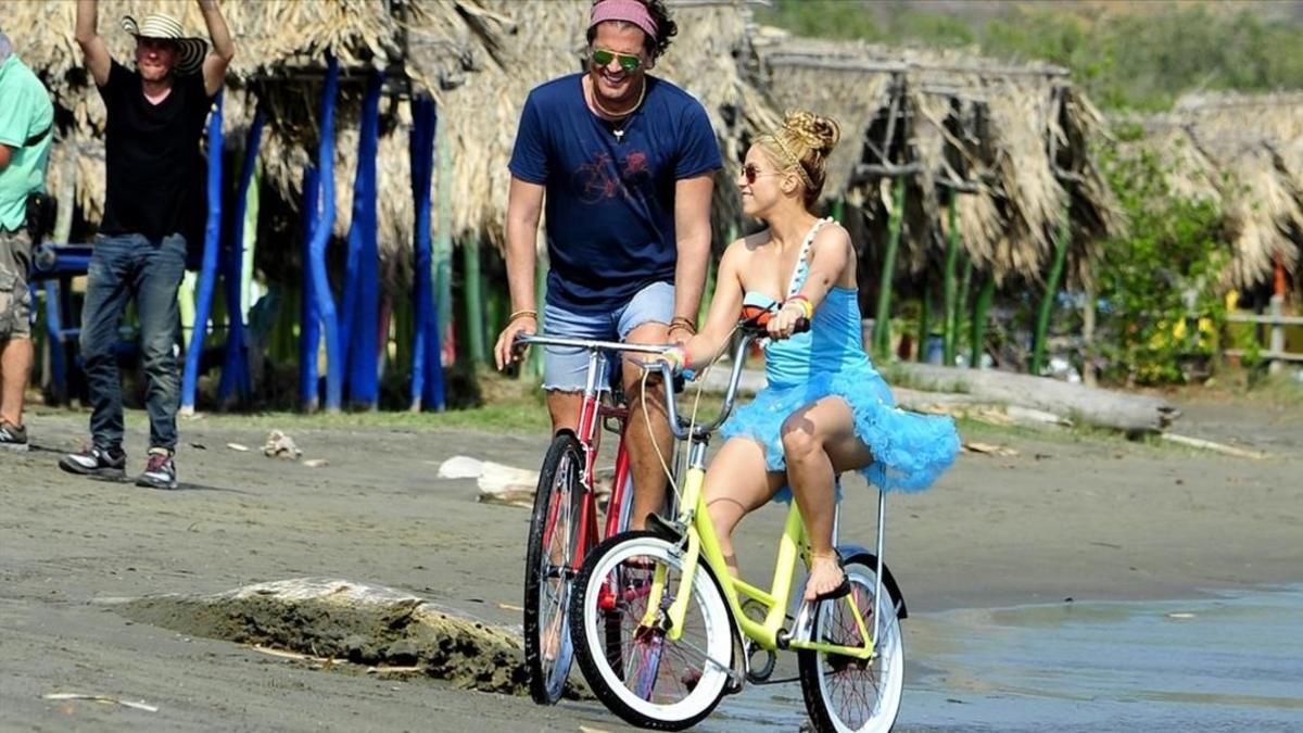 Shakira y Carlos Vives, en el clip de 'La bicibleta'.