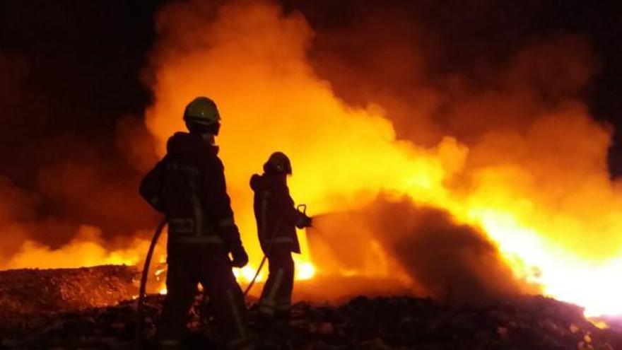 Un incendio quema 4.000 m2 de balas de plástico para reciclaje en Requena