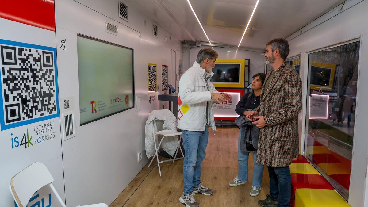 El alcalde de Vilagarcía, Alberto Varela, ayer en el interior del camión del Incibe.