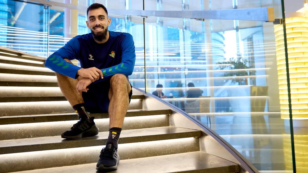 Borja Iglesias en el hotel de concentración del Betis durante la Supercopa de España