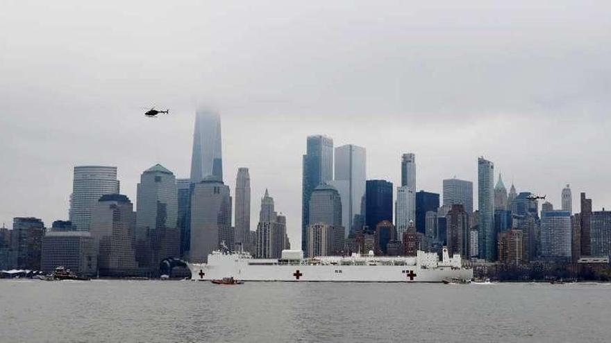 El buque hospital &quot;USNS Comfort&quot;, entrando en Nueva York por el sur de Manhattan. // Brendan McDermid