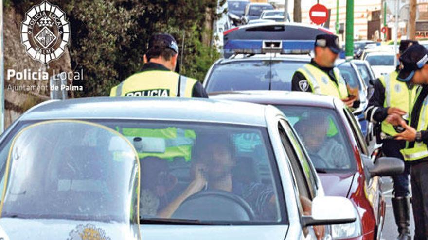 Agentes de la Policía Local piden la documentación a los conductores en Joan Miró.