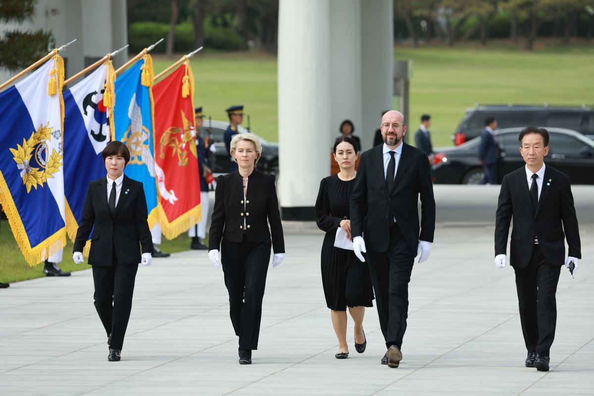 Von der Leyen y Michel visitan el Cementerio Nacional de Corea