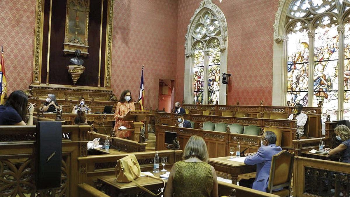 La presidenta Catalina Cladera durante el pleno del debate de política general del Consell de Mallorca celebrado ayer.