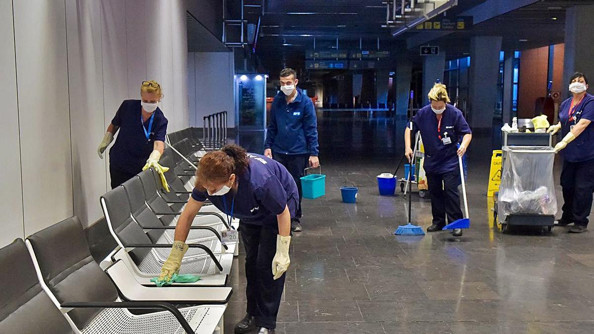 Personal de limpieza en un aeropuerto.