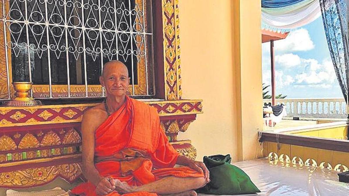 Un monje budista meditando en Chiang Mai, Tailandia, fotografía de la autora).