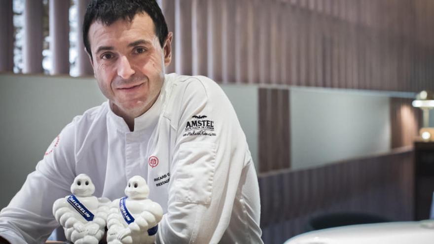 Ricarc Camarena, con sus dos Michelin en su restaurante de Bombas Gens