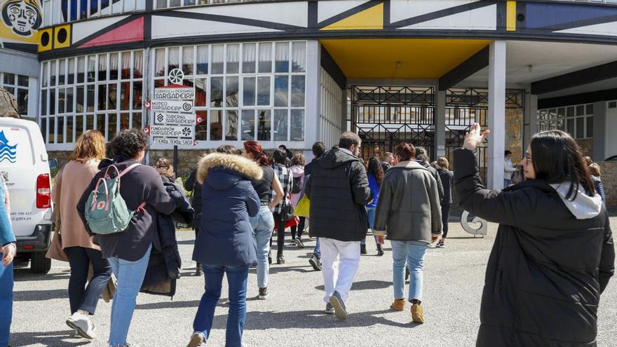 Trabajadores de Sargadelos, ayer a la entrada de la planta de Cervo. | Pedro Eliseo